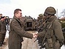 Bundesminister Scheibner begrüßt Soldaten der Übung. (Bild öffnet sich in einem neuen Fenster)