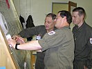 Auf der Lagekarte erfassen die Soldaten die Übungssituation.
