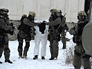 Ein Terrorist wird von Soldaten des Jagdkommandos abgeführt.