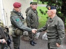Generalstabschef Commenda, r., wird von Oberst Kraßnitzer begrüßt.