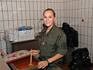 Zugsführer Karina Sedlacek beim Austeilen des Essens.