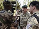 Brigadier Habersatter im Gespräch mit einem malischen Soldaten.