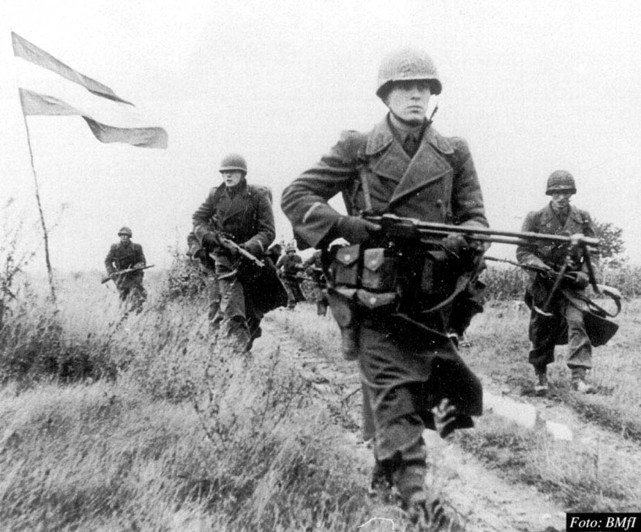 Soldaten des Bundesheeres patrouillieren 1956 an der Grenze zu Ungarn.