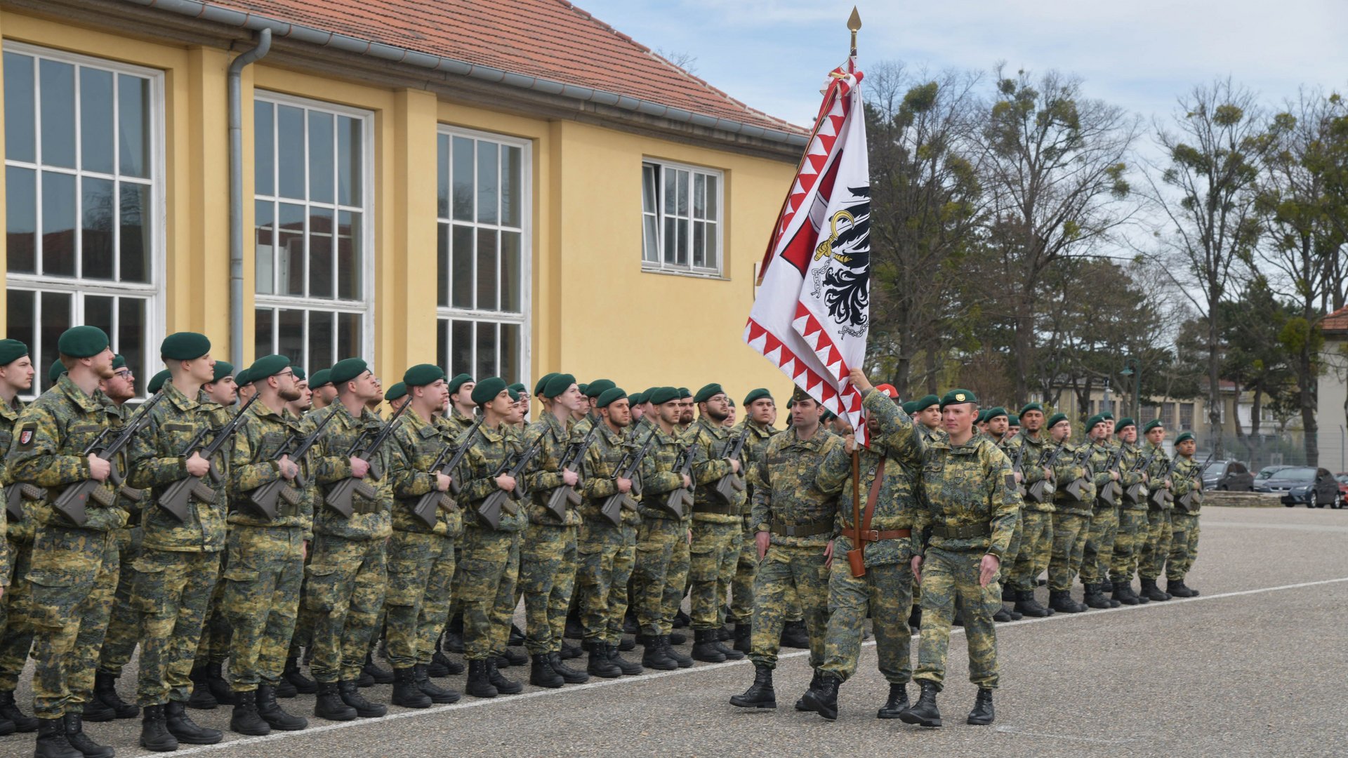 Die angetretenen Soldaten mit Blick zur Insigne des Militärkommandos Wien.