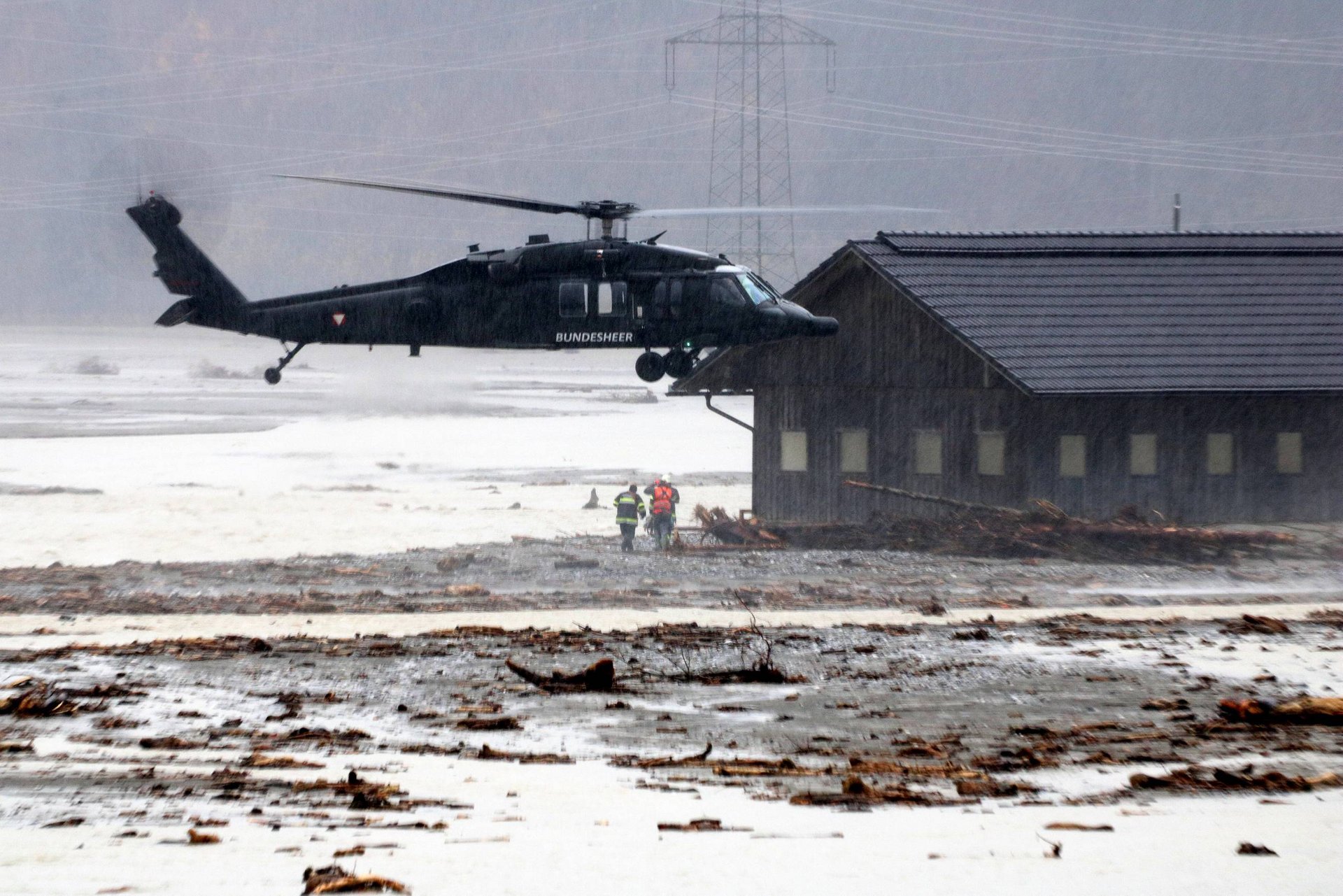 Ein S-70 "Black Hawk" bei einem Hochwassereinsatz.