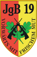 Verbandsabzeichen des Jägerbataillons 19, rot gelbes Abzeichen mittig Waffen überkreuzt 