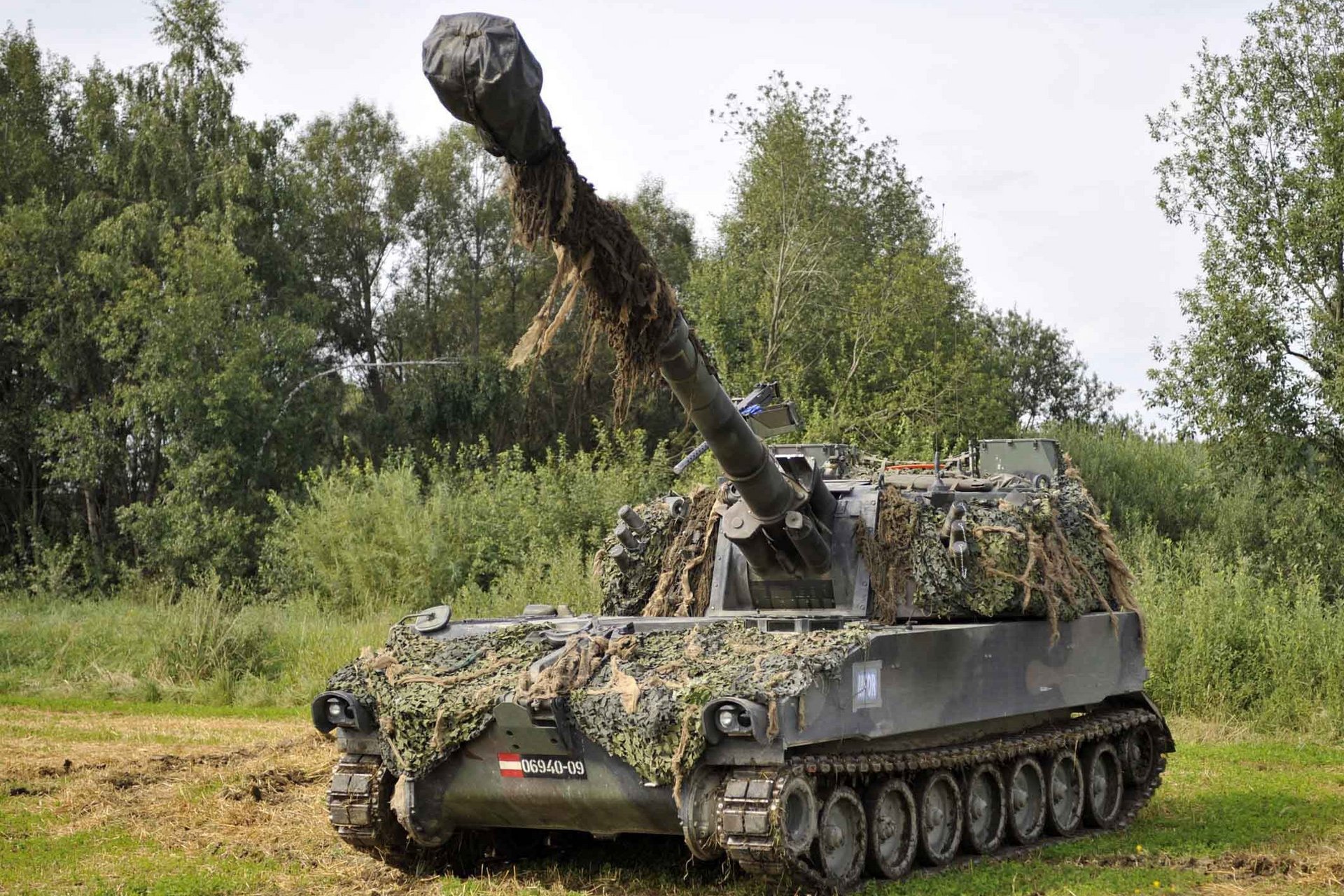 Eine Panzerhaubitze M-109A5Ö steht auf dem Truppenübungsplatz.