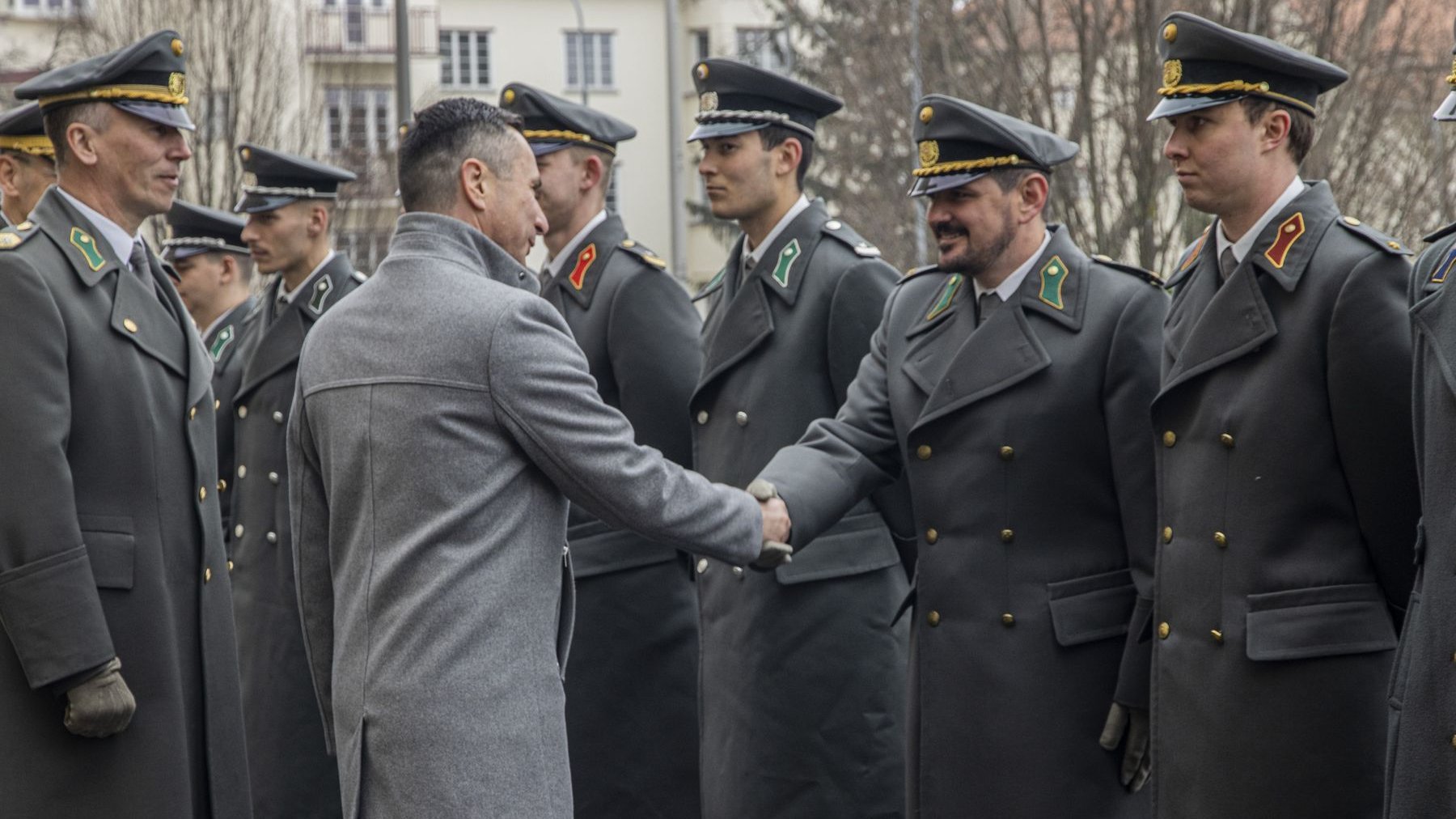 Der burgenländische Landtagspräsident Robert Hergovich begrüßt den Jahrgangsersten, Leutnant Phillip Harlander.