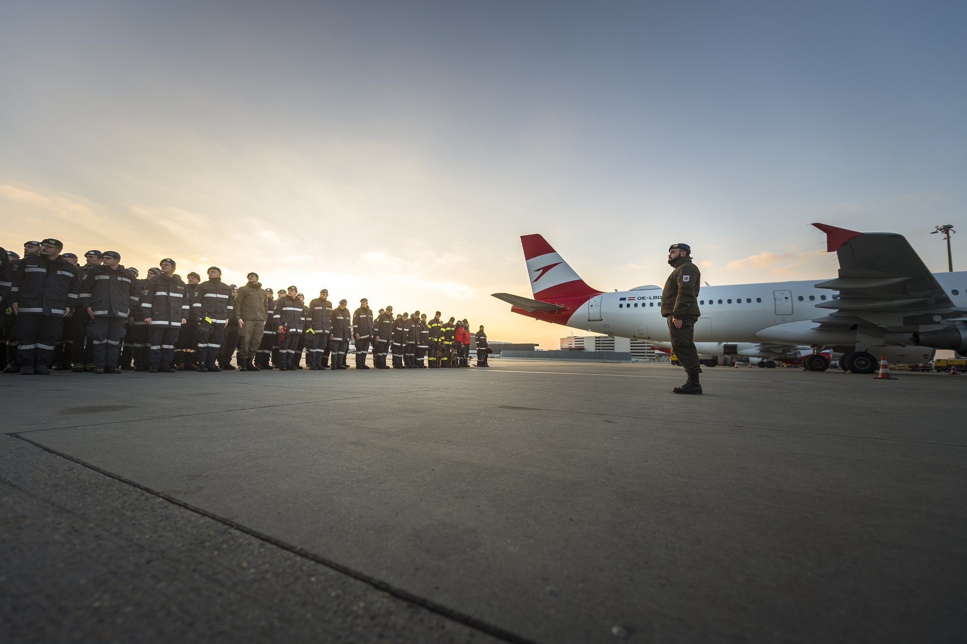 AFDRU Truppe vor dem Abflug am Flughafen Wien Schwechat 