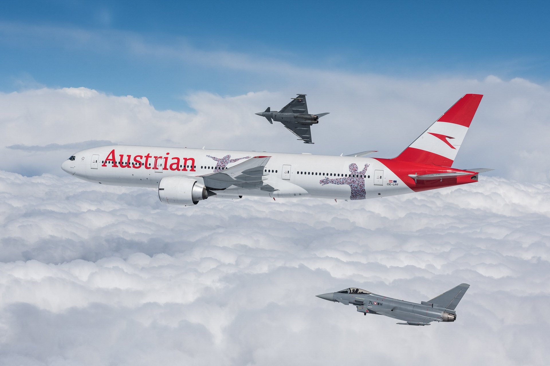 Zwei Eurofighter üben das Abfangen von Flugzeugen mit einer Boeing 777 der AUA.