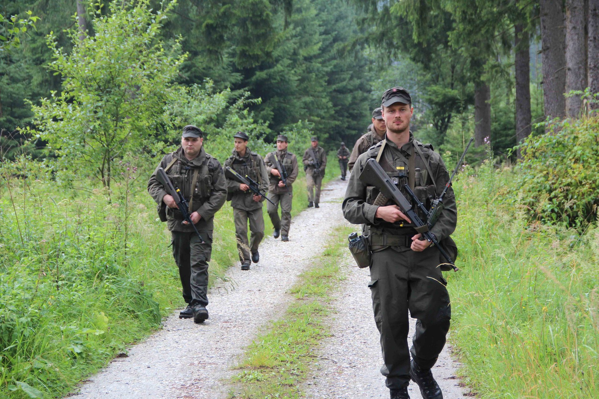 Milizsoldaten des Jägerbataillons Niederösterreich bei einem gesicherten Fußmarsch.