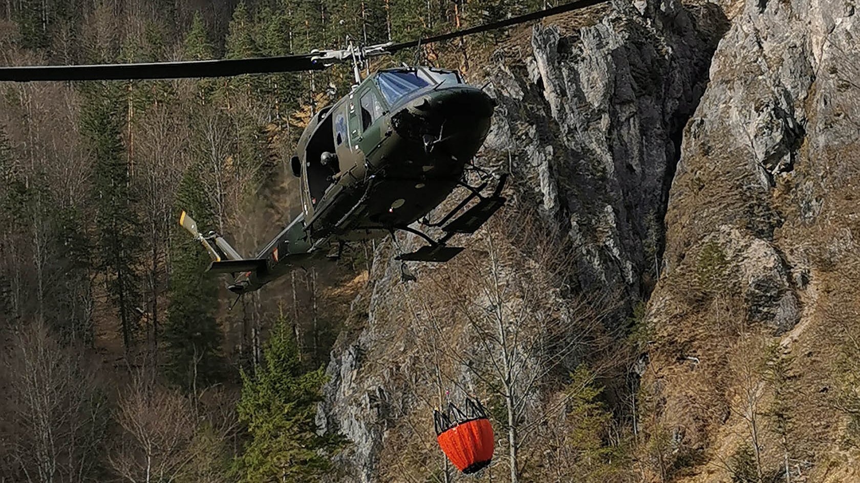 Agusta Bell 212-Hubschrauber halfen in der Steiermark bei der Waldbrandbekämpfung.