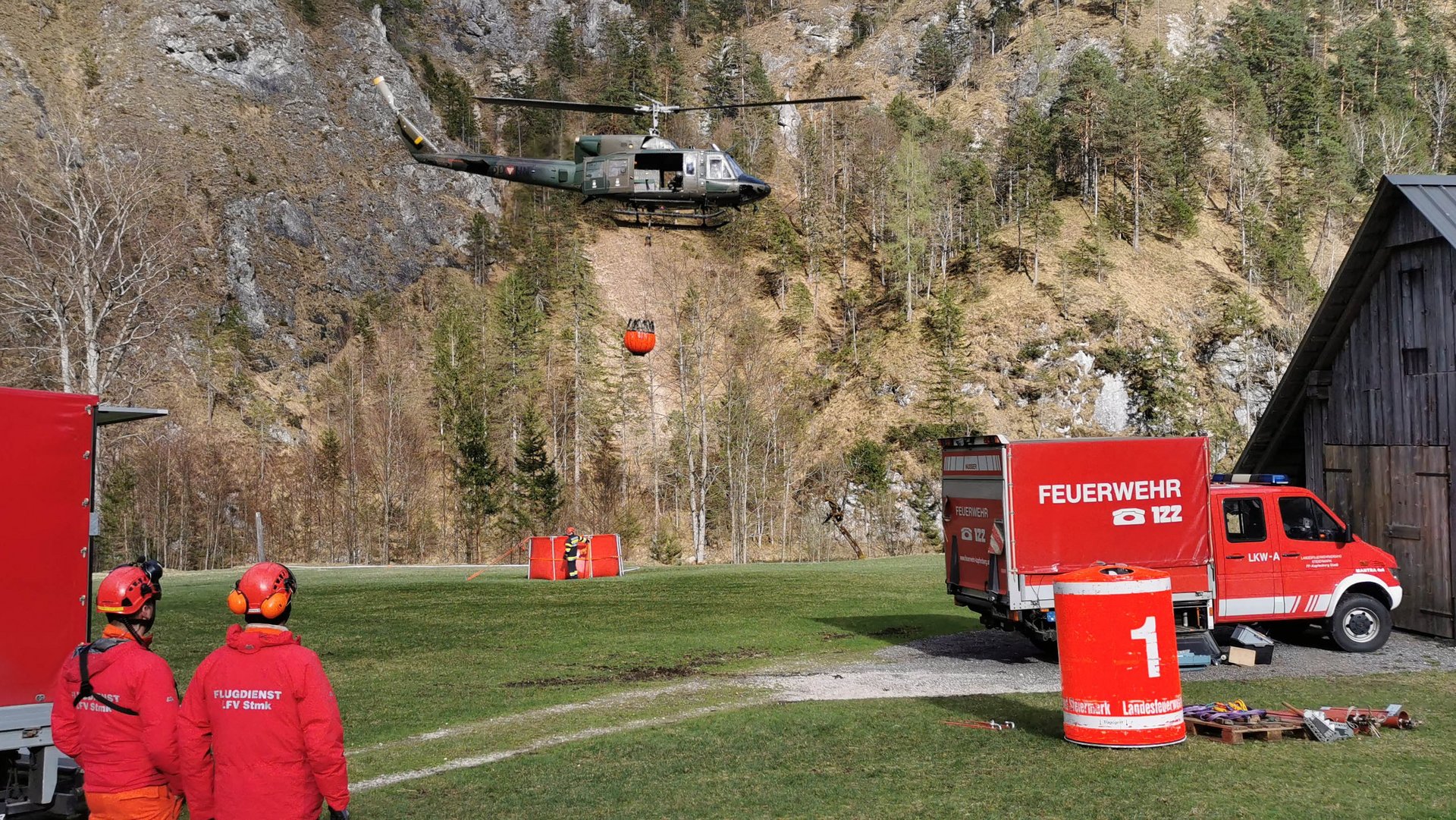 Die Hubschrauber des Bundesheeres flogen Löschwasser in die Einsatzgebiete.