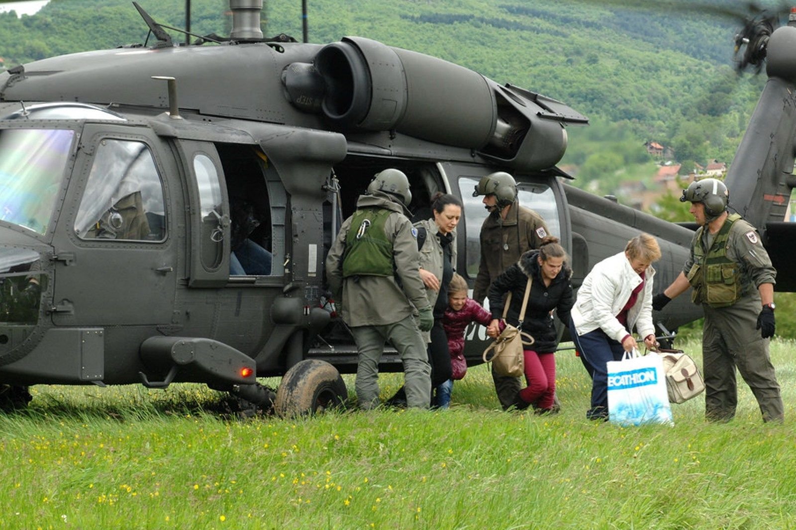 Ein österreichischer S-70 "Black Hawk" hilft bei der Evakuierung von Einwohnern nach einem Hochwasser in Bosnien und Herzegowina.
