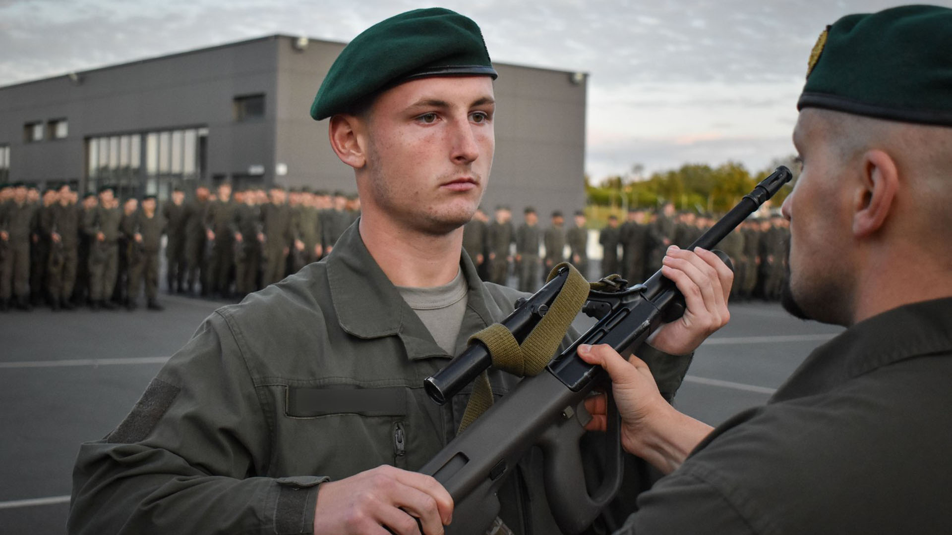 Rekruten erhalten ihr Sturmgewehr beim Jägerbataillon 19