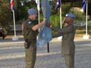 Kontingentskommandant Oberstleutnant Günter Kienberger übergibt die Fahne. (Bild öffnet sich in einem neuen Fenster)