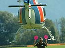 Bell 206B aus der Schweiz wird auf ihre Parkposition eingewiesen. (Bild öffnet sich in einem neuen Fenster)