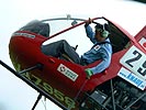 Japanisches Co-Pilot beim Einweisen in einer R22. (Bild öffnet sich in einem neuen Fenster)