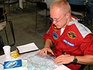Deutscher Pilot beim Berechnen des Kurses für den Navigationsflug. (Bild öffnet sich in einem neuen Fenster)