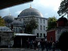 Die Nebengebaeude der Hagia Sofia. (Bild öffnet sich in einem neuen Fenster)