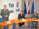 General Schittenhelm begrüßt Minister Platter und Generalmajor Culik.