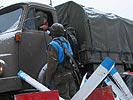 Ein UNO-Soldat kontrolliert einen LKW. (Bild öffnet sich in einem neuen Fenster)