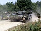 3 Leopard 2 rücken vor. (Bild öffnet sich in einem neuen Fenster)