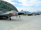 Saab Draken vor dem Hangar 7. (Bild öffnet sich in einem neuen Fenster)