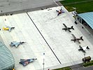 Präsentation der eingesetzten Flugzeugtypen vor dem Hangar 7. (Bild öffnet sich in einem neuen Fenster)