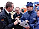 Deutsche Feuerwehrmänner in einem Fachgespräch mit slowakischen Kollegen. (Bild öffnet sich in einem neuen Fenster)