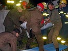 Tritolwerk 2001: Bergung eines verletzten Erdbebenopfers. (Bild öffnet sich in einem neuen Fenster)