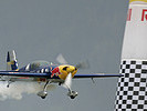 Peter Besenyei jagt sein Aerobaticflugzeug ... (Bild öffnet sich in einem neuen Fenster)