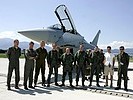 Österreicher und Deutsche vor dem Eurofighter ’Typhoon’. (Bild öffnet sich in einem neuen Fenster)