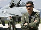 Doro Kowatsch, Kommandant des Fliegerregiments 2, vor dem Eurofighter. (Bild öffnet sich in einem neuen Fenster)