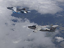 MiG-21MF ’Lancer’ und Saab 105.
Foto: K. Tokunaga. (Bild öffnet sich in einem neuen Fenster)