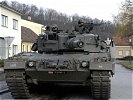 Österreichische Leopard-Panzer sichern die Zufahrten zur Ortschaft. (Bild öffnet sich in einem neuen Fenster)