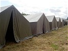Militärisch korrekt: Auch die Zelte stehen in Reih und Glied. (Bild öffnet sich in einem neuen Fenster)