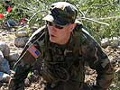 Ein US-Soldat durchkriecht ein Drahthindernis. (Bild öffnet sich in einem neuen Fenster)
