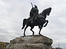 Die mächtige Statue Skanderbegs inmitten des Zentrums von Tirana.
