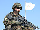 Schweizer Soldat mit Maschinengewehr.