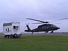 Ein S-70 "Black Hawk" des Heeres transportierte den Notfallcontainer.