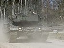 Eine Kolonne "Leopard"-Kampfpanzer... (Bild öffnet sich in einem neuen Fenster)