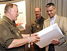 General Entacher dankt Peter Baldauf von Canon für 20 Jahre Partnerschaft.