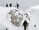 Gemeinsam gehen diese Soldaten einen Felsgrat entlang. (Bild öffnet sich in einem neuen Fenster)