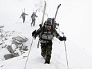 Dichter Schneefall und frostige Temeraturen begleiten die Soldaten. (Bild öffnet sich in einem neuen Fenster)