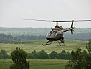 Bewaffnete Hubschrauber unterstützen die Bodentruppen.