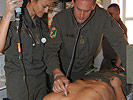 Hauptmann-Arzt Dr. Bierbaumer untersucht einen Soldaten.