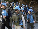 UN-Personal wird aus seinem Büro in Allentsteig evakuiert. (Bild öffnet sich in einem neuen Fenster)