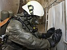 Ein ABC-Soldat untersucht einen Chemikalientank. (Bild öffnet sich in einem neuen Fenster)