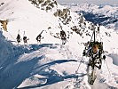 Gebirgssoldaten beim Aufstieg im alpinen Gelände.